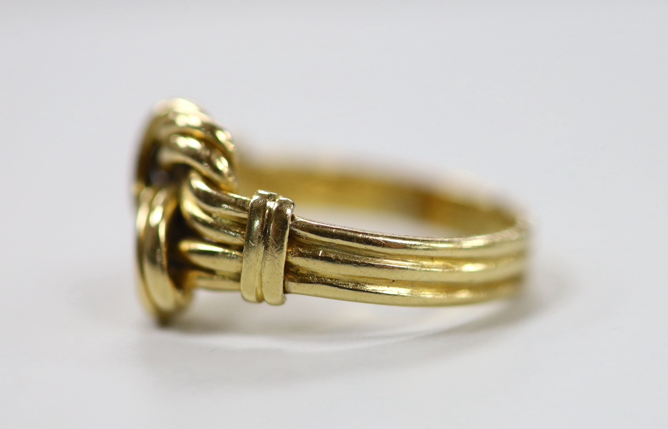 An Edwardian 18ct gold knot ring, size P/Q, 6.3 grams.